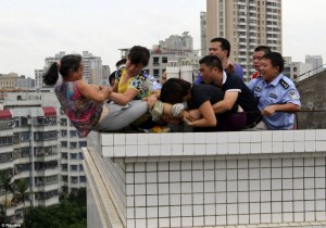 Sheng Fi from Zhanjiang (Guangdong) saved from throwing herself through building rooftop