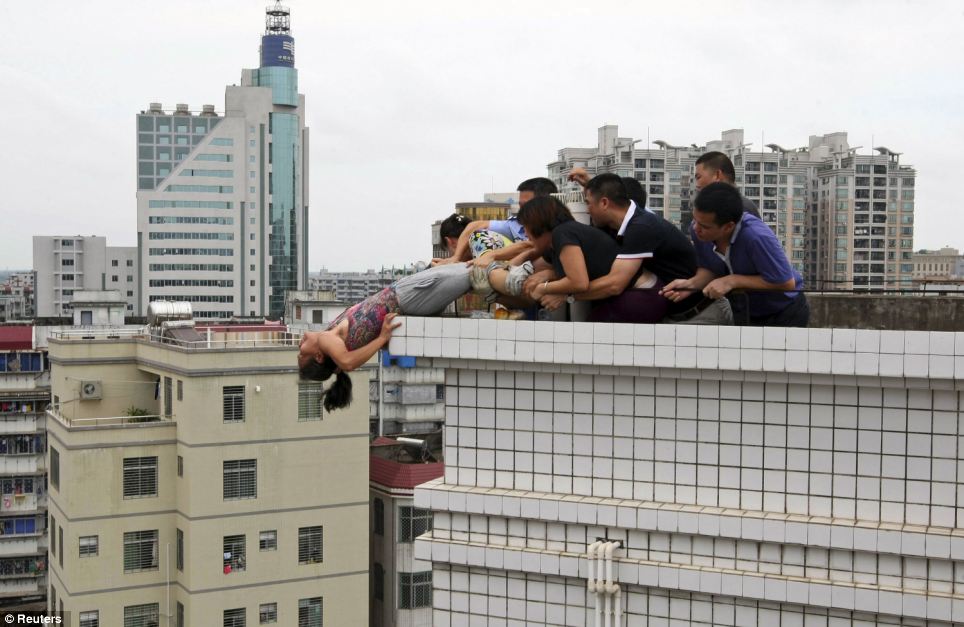 Sheng Fi from Zhanjiang (Guangdong) tries to commit suicide